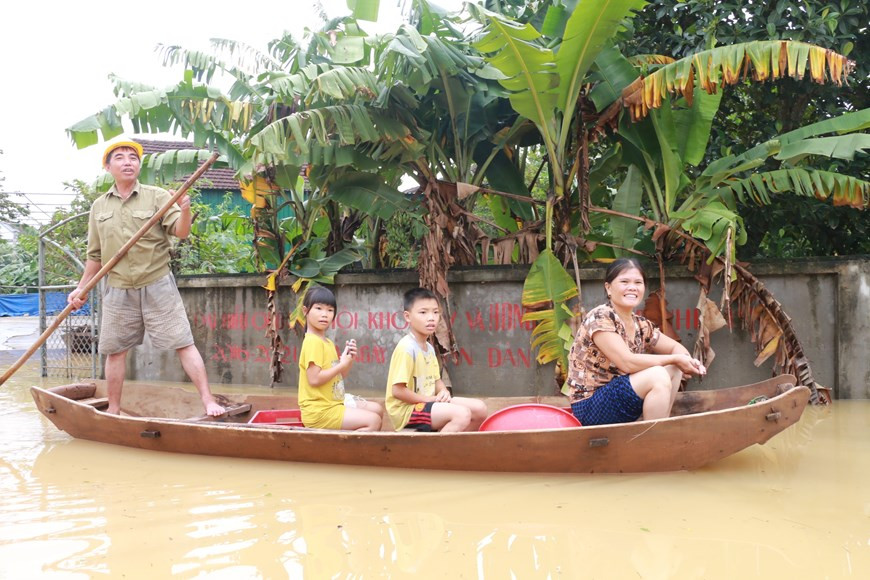 Rising water all the way makes it hard for people’s travel (Photo: VNA)