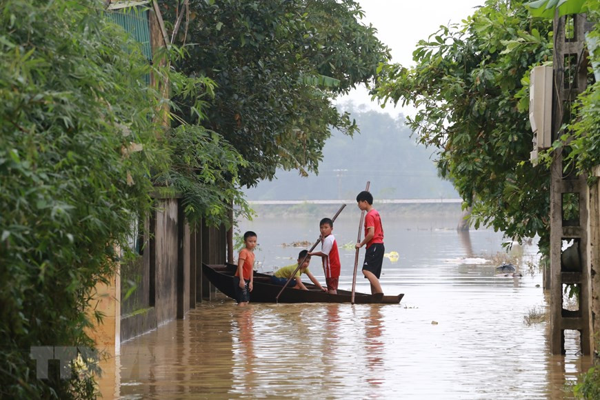 Thousands of students are still unable to go to school (Photo: VNA)