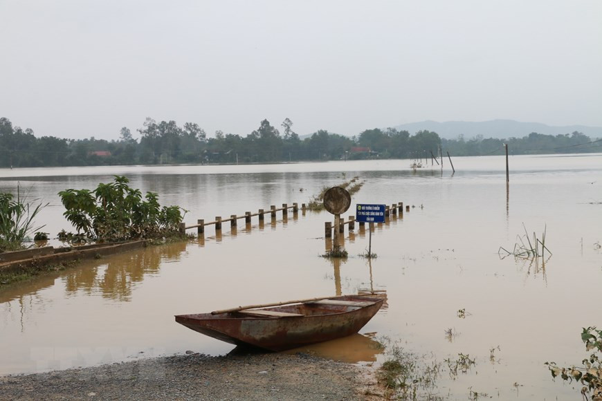 High floodwater divides many villages in Thanh Ha commune, Thanh Chuong district, Nghe An province (Photo: VNA)