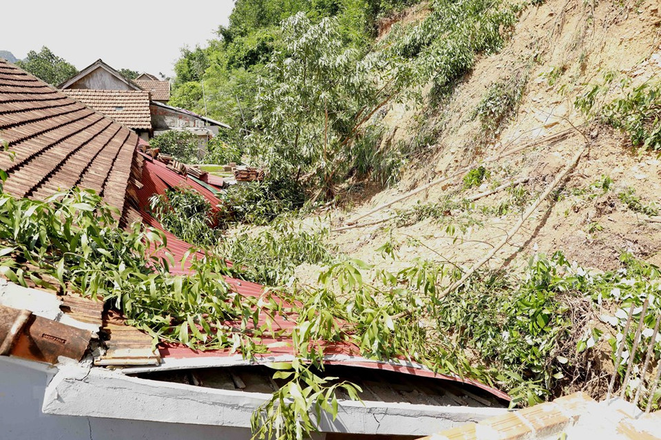 Landslides cause serious damage to nearly 20 households in Ba Con mountain area, Thach Hoa commune, Tuyen Hoa district (Photo: VNA)