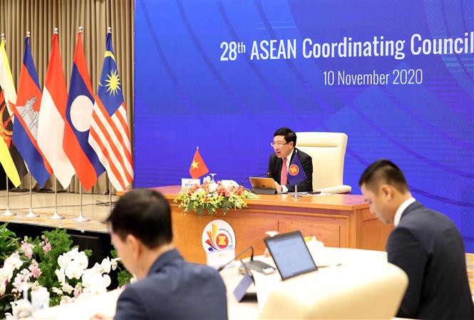 The 28th ASEAN Coordinating Council Meeting is held in a virtual format in Hanoi (Photo: VNA)