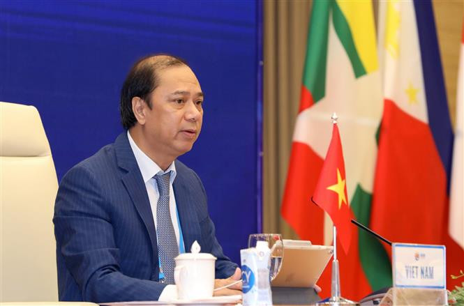 Deputy Foreign Minister Nguyen Quoc Dung, head of SOM ASEAN of Viet Nam, chairs the meeting (Photo: VNA)