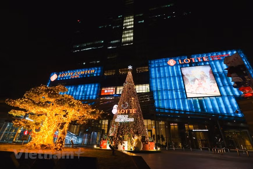 Christmas tree at Lotte Centre (Photo: VNA) 