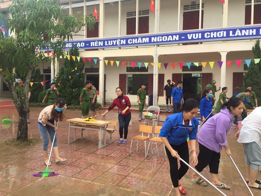 All forces together with Vo Liet Primary School in Thanh Chuong district clean up the environment as soon as floodwater recedes (Photo: VNA)