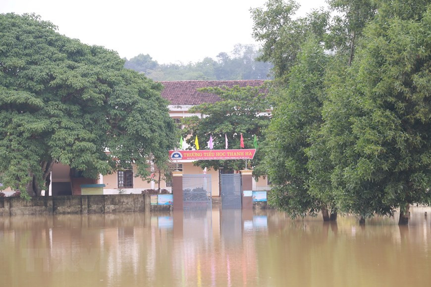 Thanh Ha Primary School in Thanh Chuong District is still submerged (Photo: VNA)
