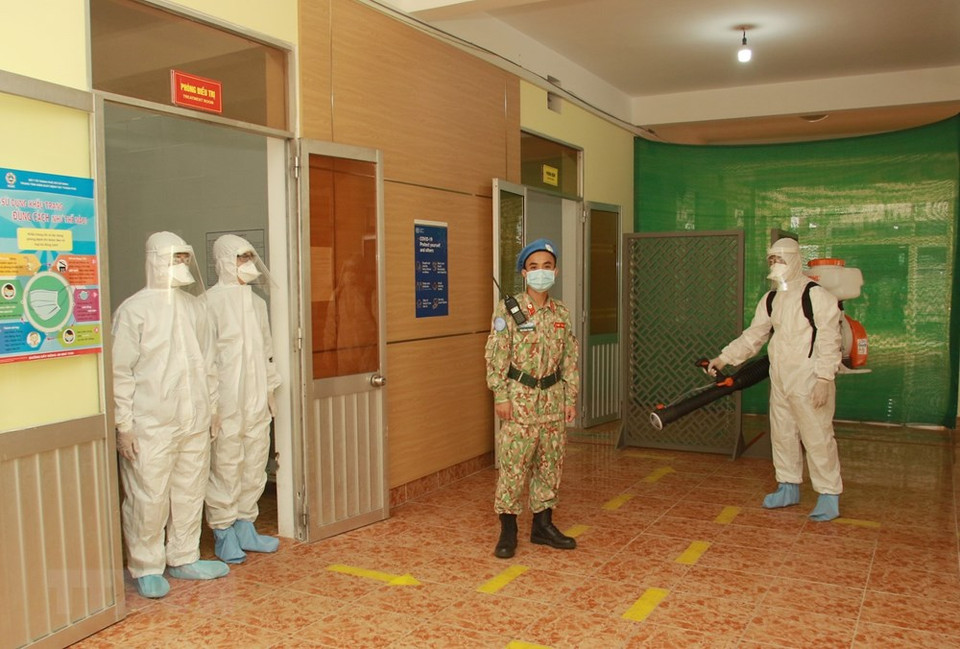 During the training session, trainees have to perform duty in battling the COVID-19 pandemic while engaging in training in accordance with strict requirements of the United Nations. (Photo: VNA)