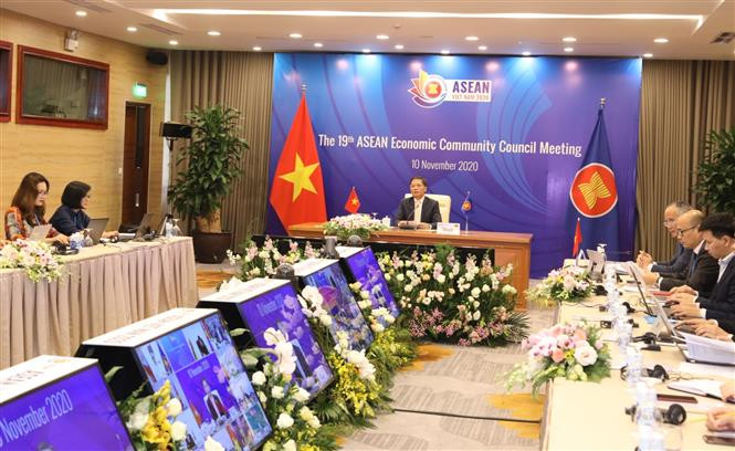 The 19th ASEAN Economic Community Council Meeting is held in preparation for the 37th ASEAN Summit and related meetings slated for November 12-15 in Hanoi (Photo: VNA)