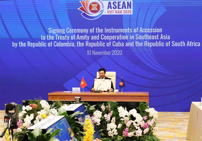 Deputy Prime Minister and Foreign Minister Pham Binh Minh presides over the signing ceremony (Photo: VNA)