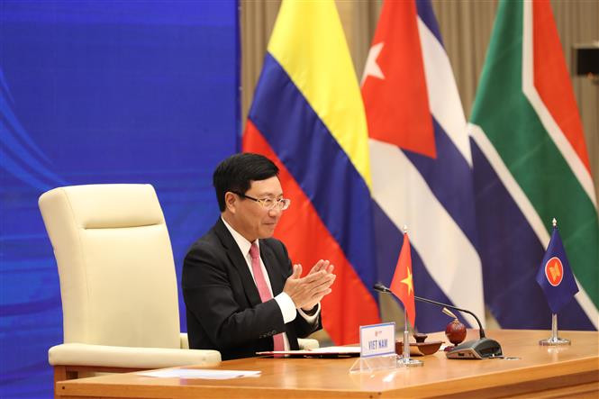 Deputy Prime Minister and Foreign Minister Pham Binh Minh presides over the signing ceremony (Photo: VNA)