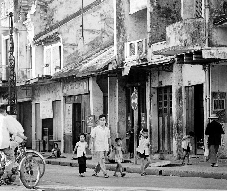 Opening from October 3 to November 15, the exhibition presents the viewers honest documentary pictures of Hanoi from 1967 to 1975, sincere and unadorned (Photo: Thomas Billhardt)