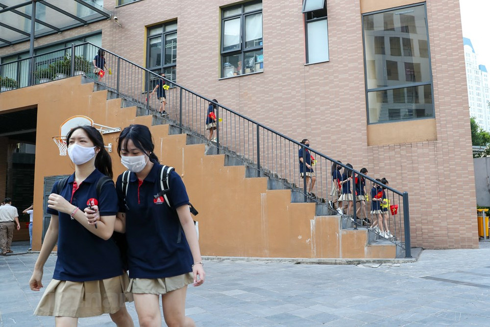 The city holds new school year ceremony on September 5. Most schools hold a solemn but short ceremony with the direct attendance of only a limited number of students in line with epidemic prevention measures. Other students follow the ceremony in their classrooms. Besides disinfecting facilities, schools prepared devices to check body temperature of its students. All students must wash their hands before entering classrooms. Table surfaces and door handles are cleaned regularly. Students attending the ceremony have to wear masks, wash their hands, and fill out health declarations. If any student has symptoms such as cough and fever, their health will be checked. (Photo: Minh Son/Vietnam +)