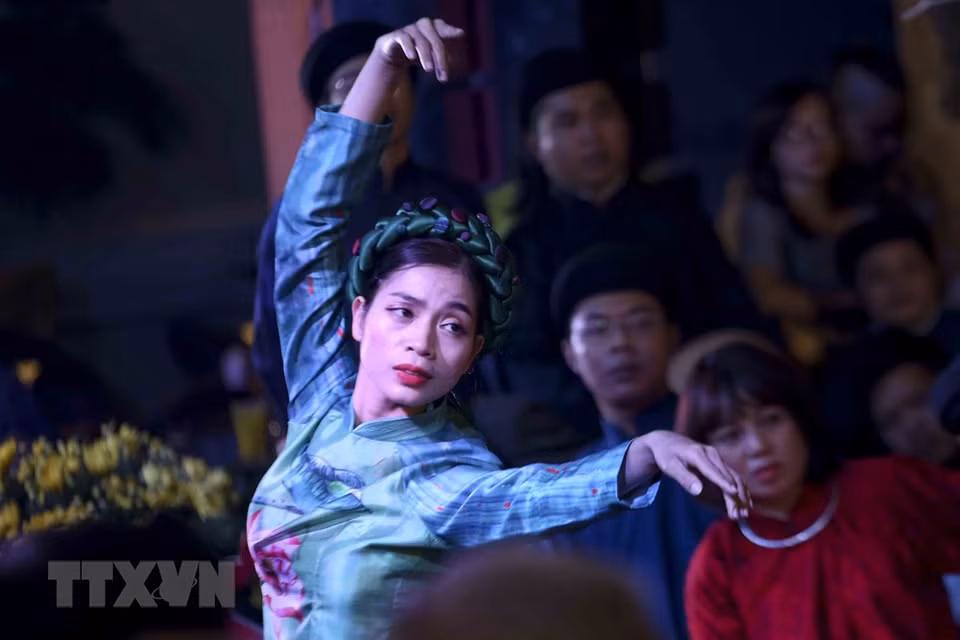 Dance performance at the show (Photo: VNA)