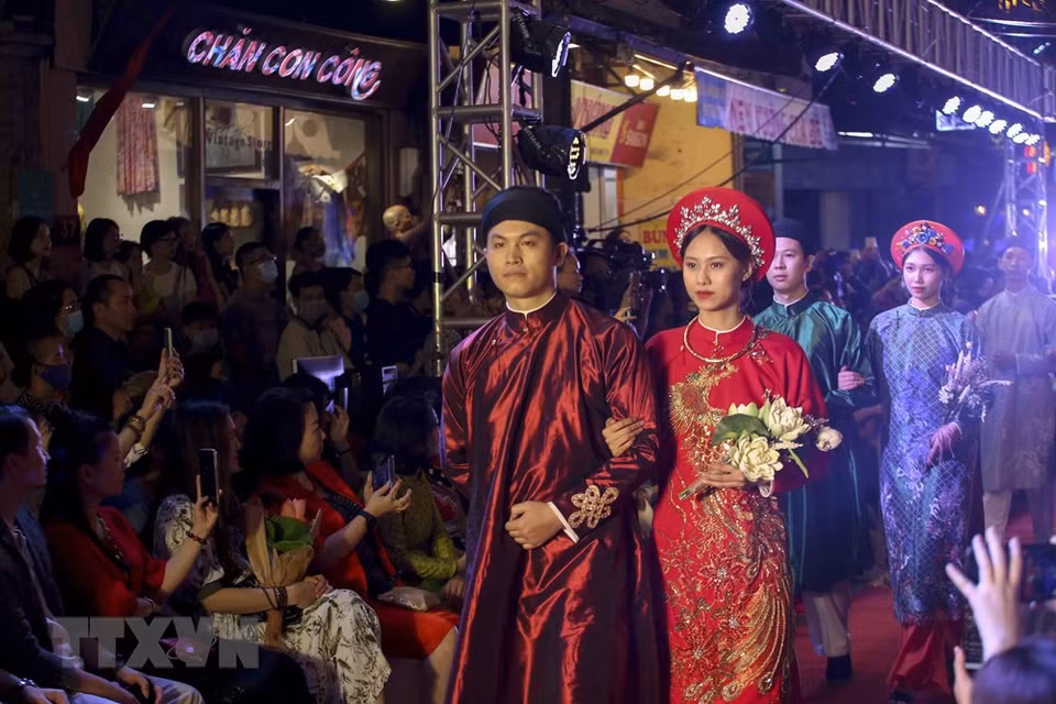 Ao dai performance at a fashion show in Hanoi (Photo: VNA)