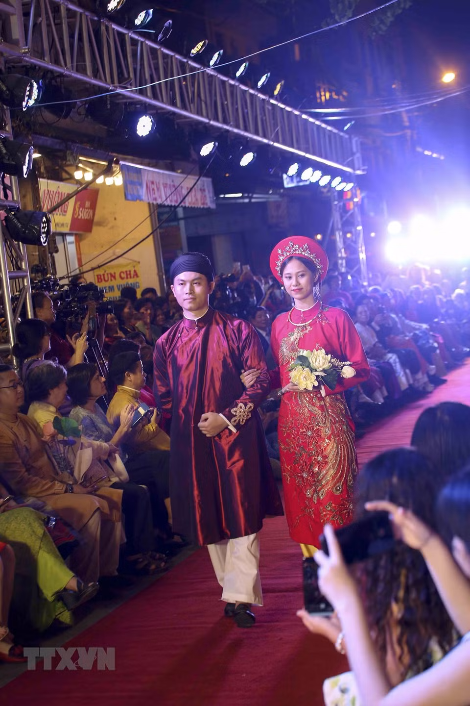 Ao dai performance at a fashion show in Hanoi (Photo: VNA)