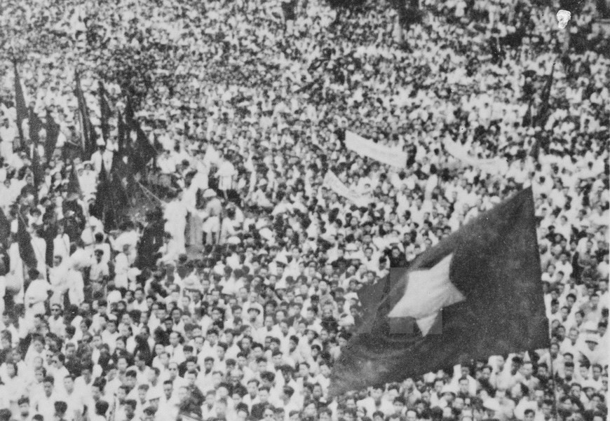 Big crowds gather at the Ba Dinh flower garden, now the Ba Dinh Square to listen to President Ho Chi Minh reading the Declaration of Independence on September 2, 1945. (Source: VNA)