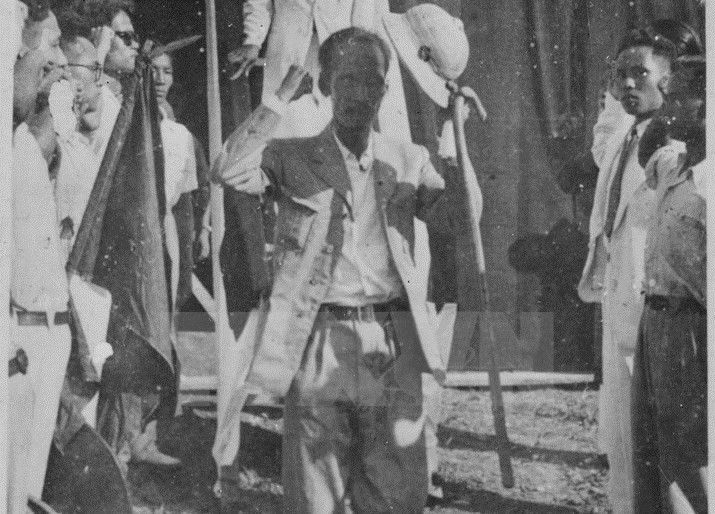 President Ho Chi Minh steps down from the Platform after the ceremony. (Source: VNA)