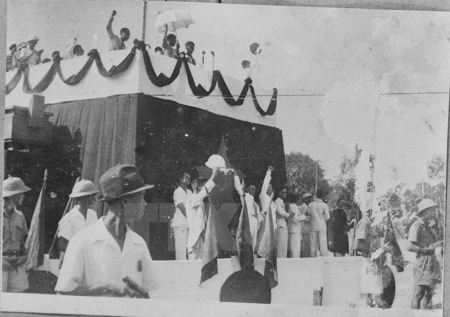 The delegates and people raise their hands in response to the declaration. (Source: VNA)