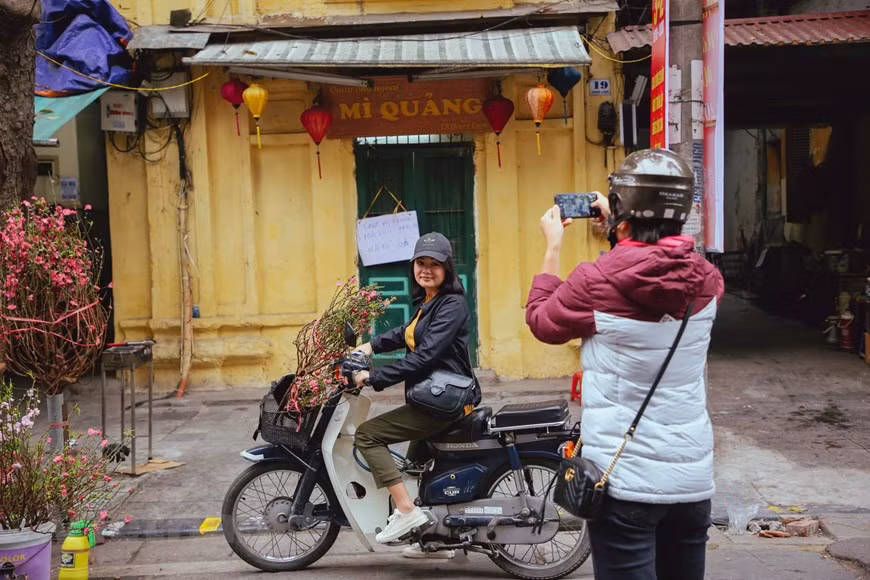 This activity expects to create a driving force to boost tourism development in Hoan Kiem district, Hanoi’s Old Quarter area, making the areas a ‘safe-friendly-quality-attractive’ destination. The Hang Luoc flower market in Hanoi’s Old Quarters is open from the 23rd day to the last day of the 12th lunar month. Here, flowers on sale are traditional ones. During Tet, it is interesting to visit the Hang Luoc flower market to buy some flowers and go for walk. In the cold weather, people go hand in hand around the market to select a peach tree that they like. Here you can find peach blossoms, violets, dahlias, and even single-petal gerbera. Though there are many exotic flowers, these traditional types of flowers are very typical of Hanoi. (Photo: Vietnamplus)