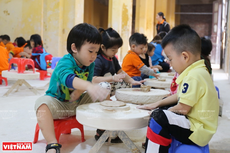 On weekends, many schools in Hanoi and neighboring provinces choose Bat Trang pottery village for their students’ outing.(Photo: VNP/VNA)