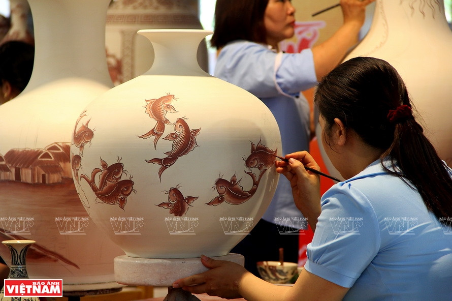 Carp images are familiar on Chu Dau pottery products. (Photo: VNP/VNA)