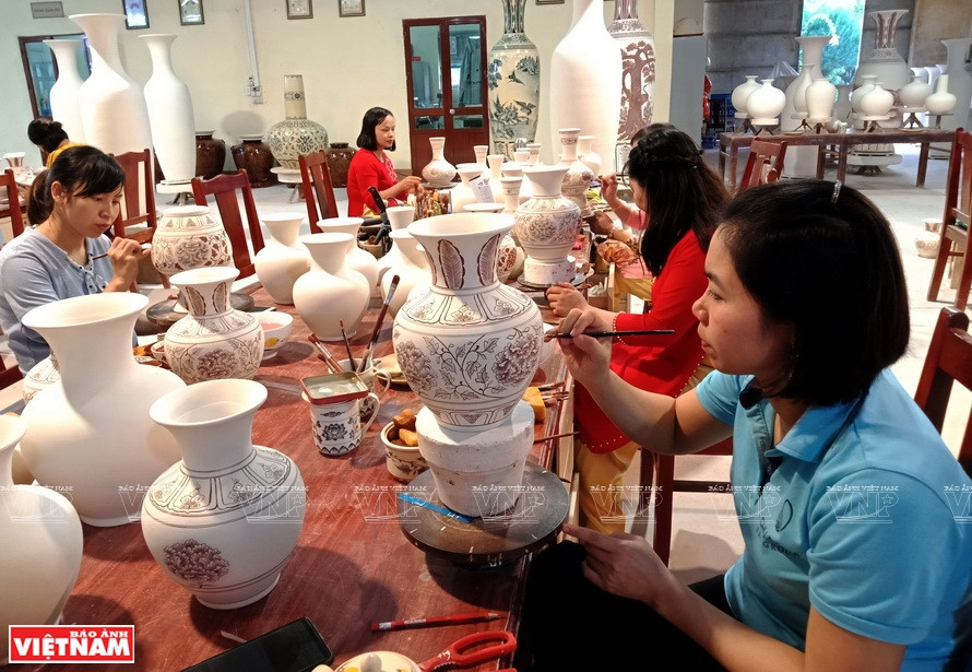 Drawing motifs on Chu Dau pottery product. (Photo: VNP/VNA)
