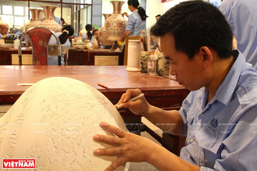  Inside the factory of Chu Dau Ceramics Joint Stock Company. (Photo: VNP/VNA)