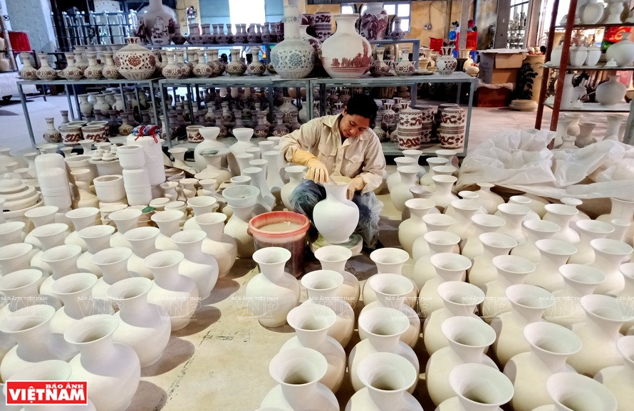 Pottery products are being glazed. (Photo: VNP/VNA)