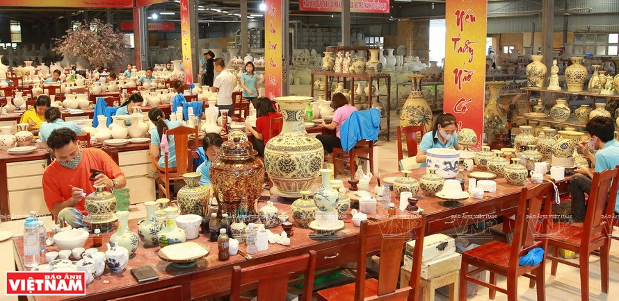With nearly 600 years of history, this ceramic brand was rediscovered in the 1980s in the form of a blue ceramic vase on display at the Topaki Saray Museum in Istanbul, Turkey, with the signature of Bui Thi Hy, the creator of Chu Dau pottery. (Photo: VNP/VNA)