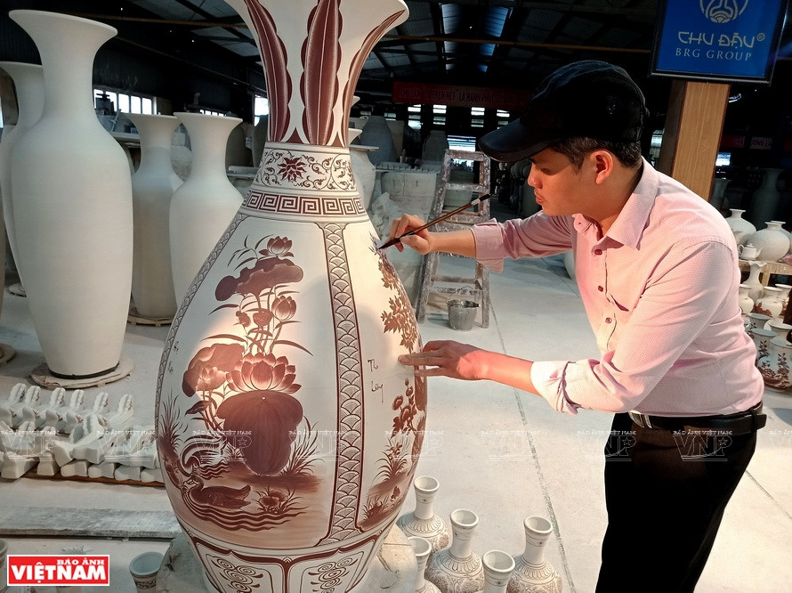 Patterns and motifs on Chu Dau products are imbued with Vietnamese traditional culture. (Photo: VNP/VNA)
