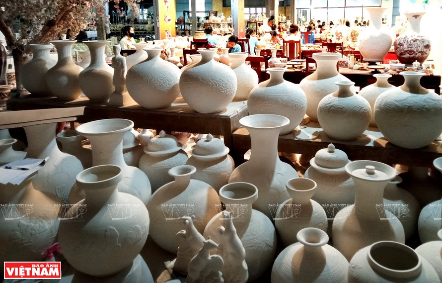 New pottery products before firing process. (Photo: VNP/VNA)