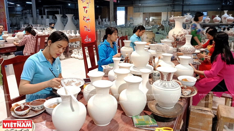 Recognizing the meaning and value of Chu Dau Pottery, in 2001, Hanoi Trade Joint Stock Corporation (Hapro), a member of BRG Group, established Chu Dau Ceramics Joint Stock Company with a mission to revive the lost ancient pottery brand and develop the craft village of Chu Dau in Thai Tan commune, Nam Sach district, Hai Duong province, into a ceramic tourism attraction. (Photo: VNP/VNA)