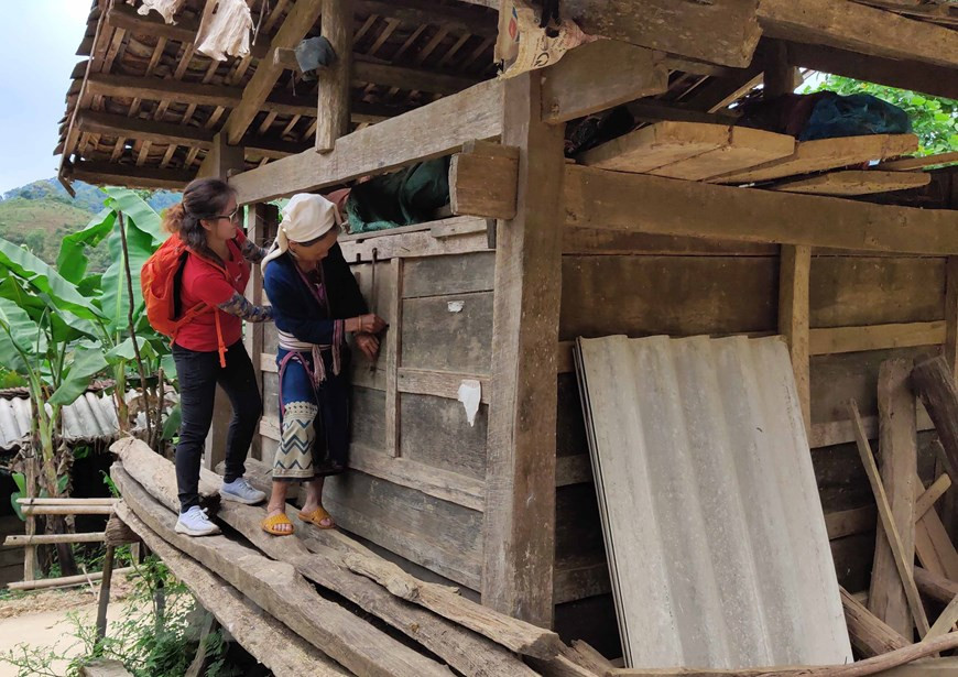 Tourists are eager to visit rice barns of Dao Tien ethnic minority people in Hoai Khoai village (Photo: VNA)
