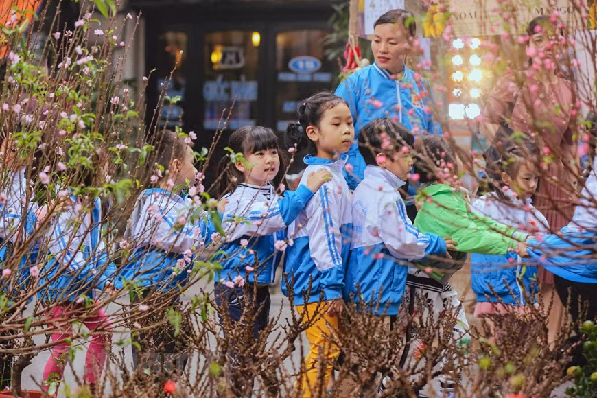 Since 2018, besides the traditional Tet flower market, Hoan Kiem district also introduces a mural space on Phung Hung street, creating a cultural, art and new community activity. The murals on Phung Hung street highlight fine traditional and cultural values of thousand-year-old Hanoi. Phung Hung was once a motorbike selling street. An old motorbike and a public water tap with a long queue takes people back to Hanoi in the subsidy period. Many people said the murals remind people of bygone activities in Phung Hung street and other parts of Hanoi. The community art is associated with Hanoi’s landscape and awakens memories of Hanoi. (Photo: Vietnamplus) 