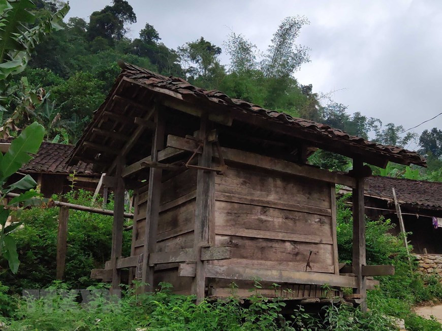 Locals in Hoai Khao village use small wooden barns to store rice (Photo: VNA)
