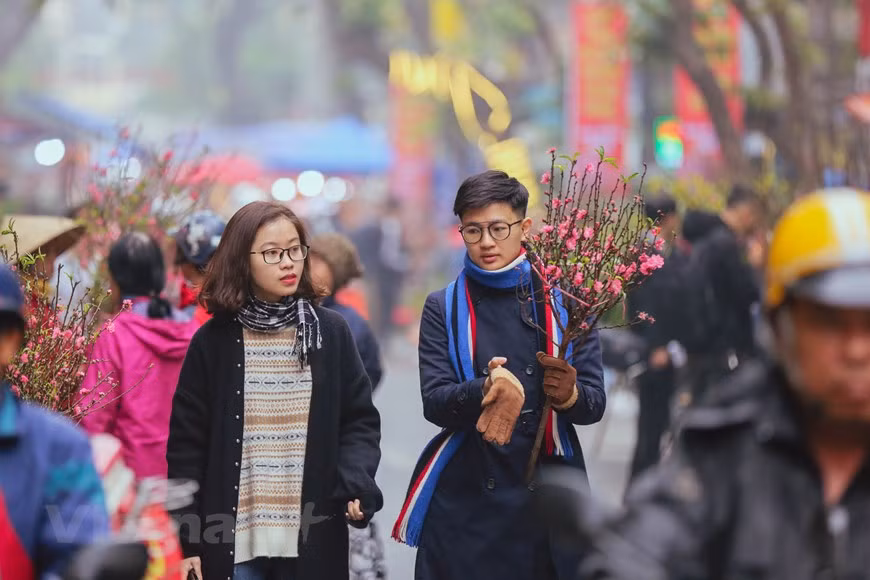 The Tet flower market typifies traditional Tet in Vietnam. People come to the market to buy flowers and find some peace of mind before another busy year gets underway. Hang Luoc is actually known as one of the oldest flower markets in Hanoi that opens once a year for the country’s biggest and most important holiday, Tet, the Lunar New Year Festival. A week before the New Year, people flock to the market for fresh flowers, ornamental plants and a slew of other Tet decorations.Vietnamese people have a long tradition of offering fresh flowers to deities and their ancestors during the holiday to pray for luck and peace. (Photo: Vietnamplus) 