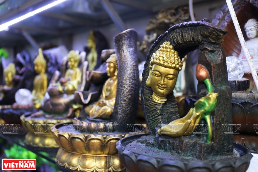 Bat Trang pottery products are diverse in type and color (Photo: VNP/VNA)