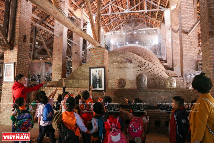 The last old kiln in the village attracts many visitors (Photo: VNP/VNA)