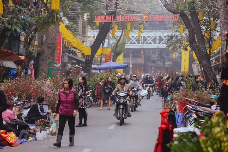 Like many previous years, the traditional Tet flower market opens on Hang Luoc, Hang Ma, Hang Ruoi and Hang Khoai streets (or commonly known as Hang Luoc flower market). The Hang Luoc flower market is a long-standing famous flower market in Hanoi. Here, customers can not only buy flowers and ornamental trees but also antiques and second-hand items, making it a popular address among Hanoians during Tet.The market only convenes once a year, for a week or two weeks before Tet. In addition to organising the Tet flower market, Hoan Kiem District has organised cultural and art activities in bridge arches along the Phung Hung mural street every year since 2018 to bring the Tet atmosphere to the people. (Photo: Vietnamplus)