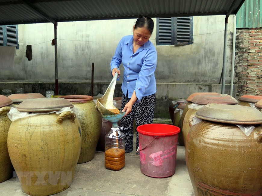  Over time, Uc Ky sticky rice soy sauce making has become a traditional profession of the local people, a gift of culinary specialties following cross-country travelers around the country (Photo: VNA)