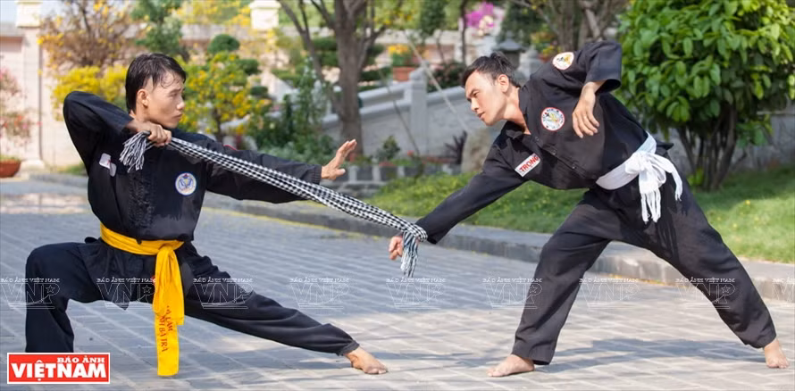 Locking the opponent's wrist (Photo: VNP/VNA)