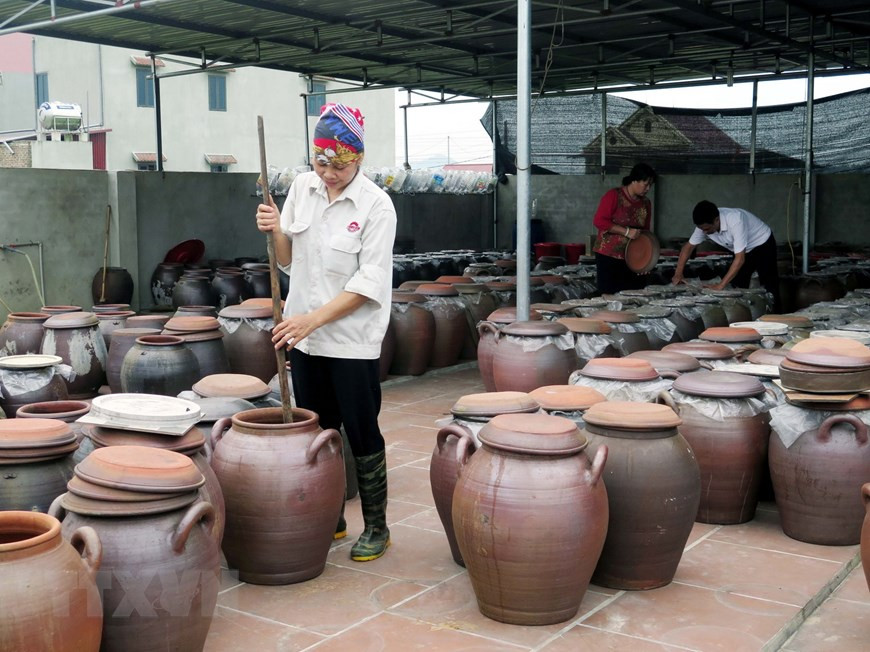 For a long time, soy sauce has been a familiar spice in the daily meals of Uc Ky people in particular and many families in the Northern provinces in general (Photo: VNA)