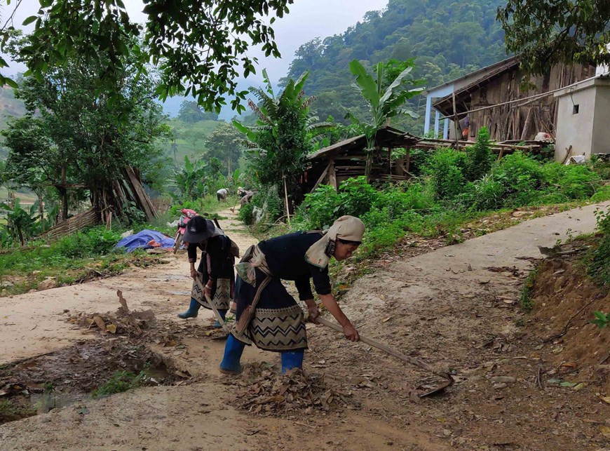 Locals in Hoai Khao work to keep their village clean (Photo: VNA)
