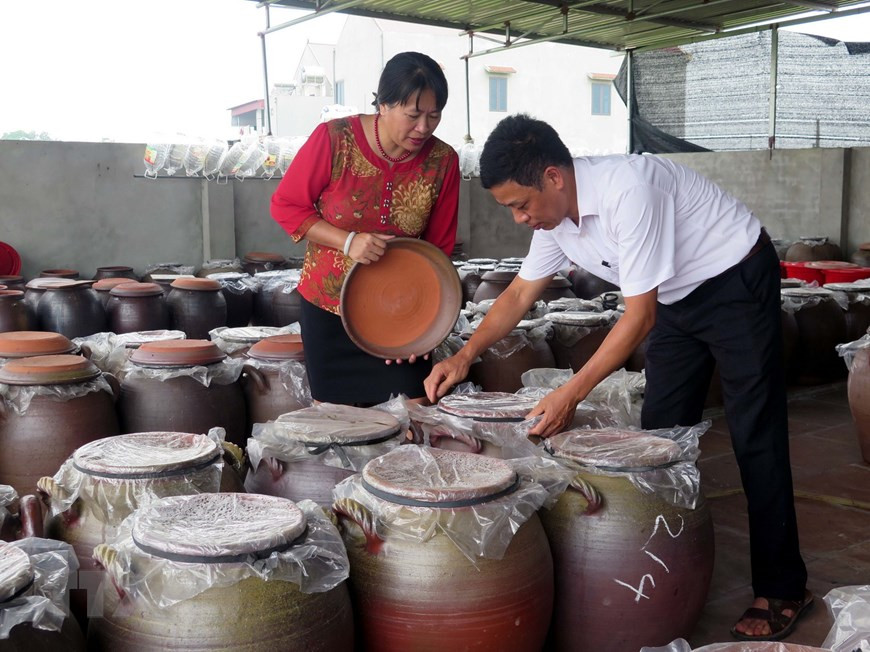 Every family in Uc Ky knows how to make soy sauce and they all preserve at least one big jar to eat during the year or to give to the coming guests as a gift (Photo: VNA)