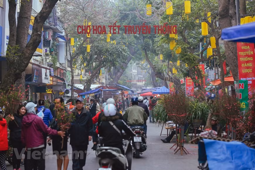  It’s also a chance for Phung Hung street to develop its tourism, connecting to Hanoi’s pedestrian street in Old Quarter area and the annual Tet flower market in the district. Since its debut, the mural street has drawn crowds of visitors. To many people, the murals in Phung Hung street recall the oldies of Hanoi. They are fascinating. The painters must be people who love Hanoi. People come to check out this street to see typical features of old Hanoi like the old Department Store, Hang Ma street and the atmosphere of Tet which is featured through skillful hands of painters. (Photo: Vietnamplus) 