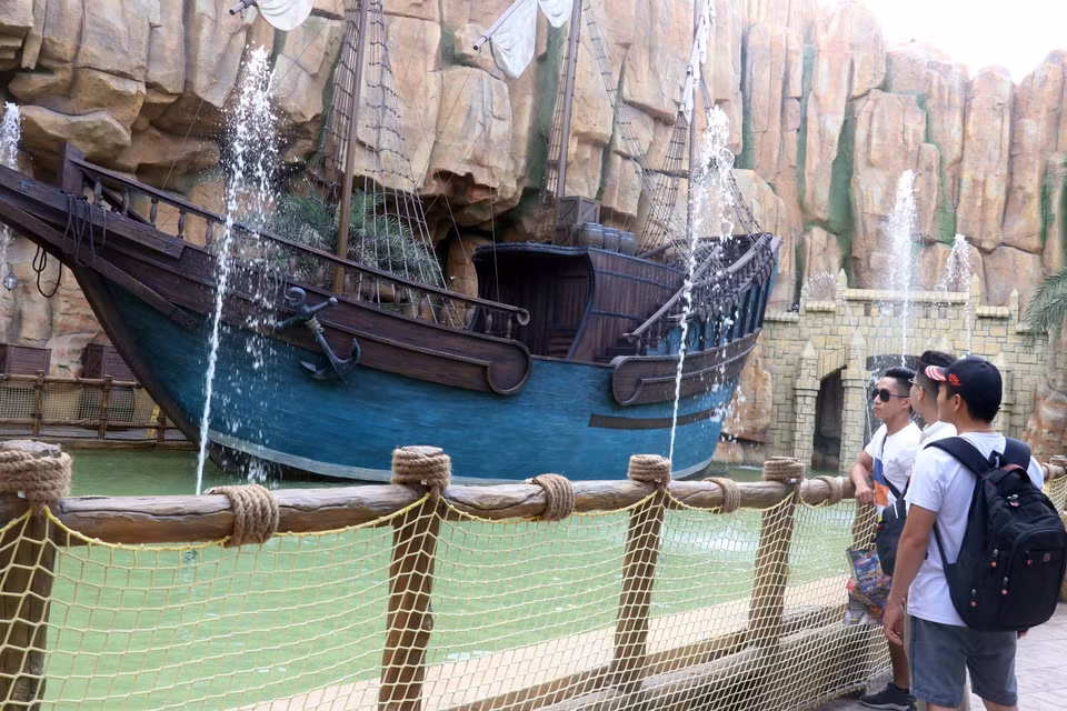 Visitors at Vinpearl Land Amusement Park Phu Quoc - Vietnam’s first theme park and the biggest one in Asia (Photo: VNA) 