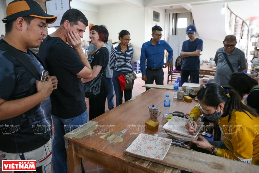 Tourists are fascinated by the skillful hands of Bat Trang craftsperson (Photo: VNP/VNA)