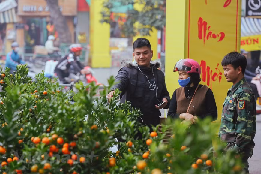 As planned, the traditional Tet flower and other activities on Phung Hung mural street opens from January 9-24, 2020 (15th – 30th day of the twelfth Lunar month). On Phung Hung street, many paintings depict memories of Hanoi and old features that still linger in Hanoians’ minds: Hang Ma street during the Mid-Autumn festival, the Trang Tien Department Store, a street corner in the Old Quarter with street vendors and a schoolgirl on her way to school, Hanoi during Tet festival. Many painters have to research the history of the wall on Phung Hung street and the history of the Hanoi Old Quarter (Photo: Vietnamplus)
