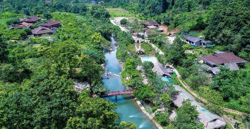 The hamlet now has five households registering for homestay business. Covering an area of 325 ha, located in a valley of majestic limestone mountains with a system of diverse and fascinating caves, the hamlet boasts of its poetic scenery, where traditional stilt houses of Tay ethnic minority group are nestled in large orchards of mandarin and custard apple. The Mo Mam Stream eco-tourist site and Keeng Tao cave in Hoan Trung hamlet attract more than 30,000 tourists every year. (Photo: VNA)
