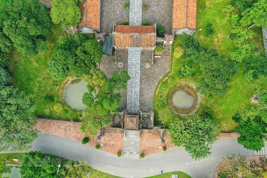 Out of gratefulness to the king, the magic turtle gave the king a claw that he could use as a trigger on his crossbow. When used, it multiplied its force by thousands of times. (Photo: VNA)