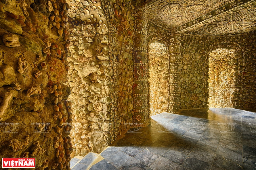  There are 12 gates in the cave, symbolising the 12 layers of hell in Buddhist theory, and at each gate is a description of the sins a person may commit during his or her lifetime.(Photo: VNP/VNA)